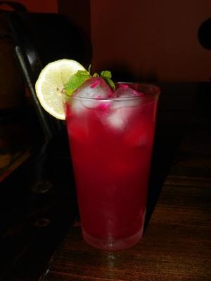 boisson à base d'eau d'hibiscus et de rose (sans alcool)