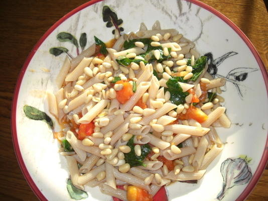 pâtes fraîches à la tomate et au basilic avec pignons de pin grillés