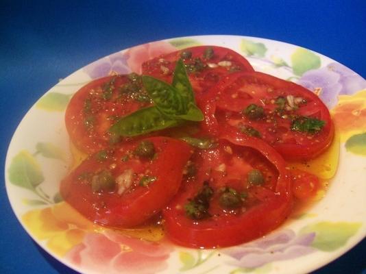 tomates fraîches avec vinaigrette aux câpres