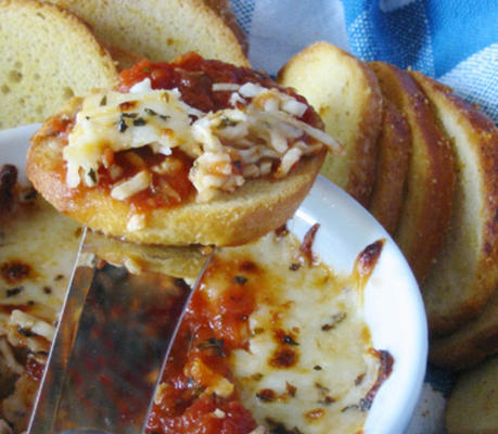 mozzarella et basilic avec sauce marinara