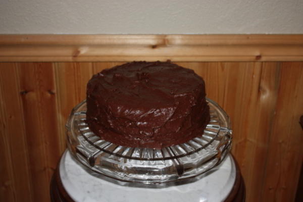 un gâteau double couche de chocolat triple couche avec des baies