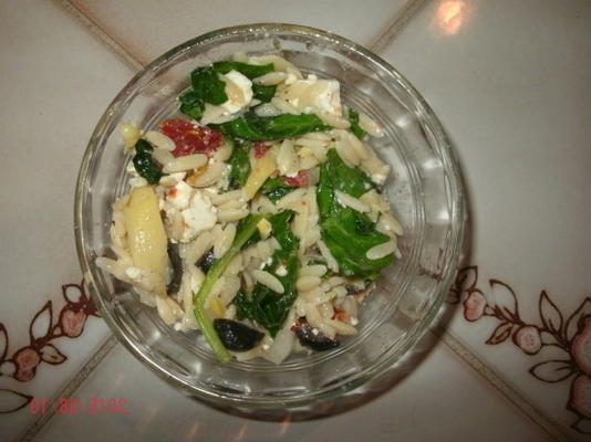salade d'orzo méditerranéenne avec vinaigrette à la feta