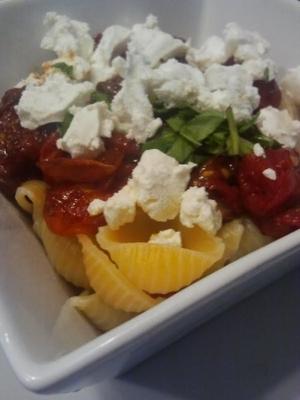 Penne aux tomates cerises rôties et au fromage de chèvre