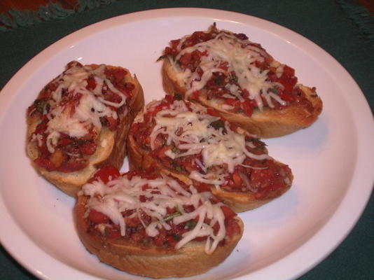 bruschetta fraîche à la tomate roma, au basilic et à l'origan