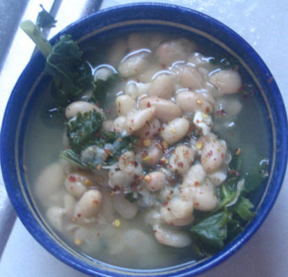 soupe de haricots blancs italiens avec des légumes verts (sbd)