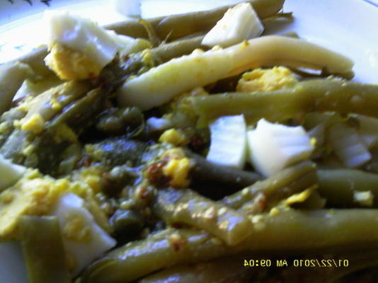 Salade de haricots verts avec vinaigrette à la moutarde et aux câpres