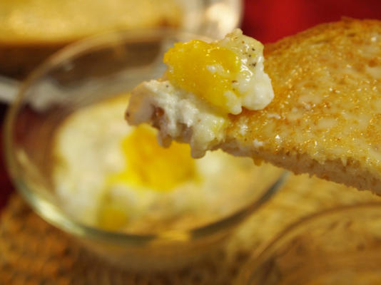 ovos no forno com queijo (œufs cuits au four avec du fromage)