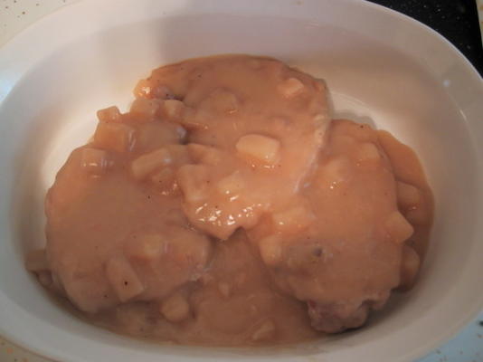 côtelettes de porc avec jus de pomme de terre