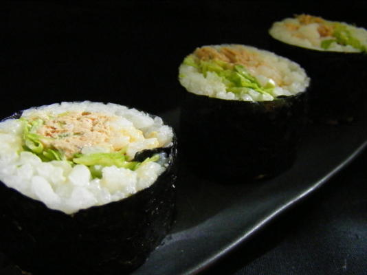 rouleau de sushi salade au thon épicé