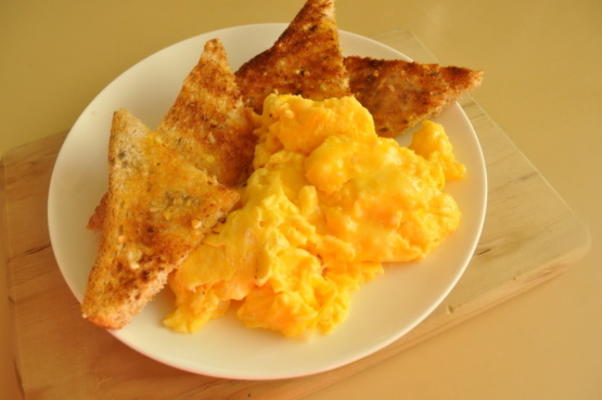 œufs brouillés au fromage. . . faible en gras, faible en cholestérol, faible en sucre