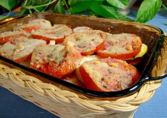 cuisson de couches de courgettes et de tomates