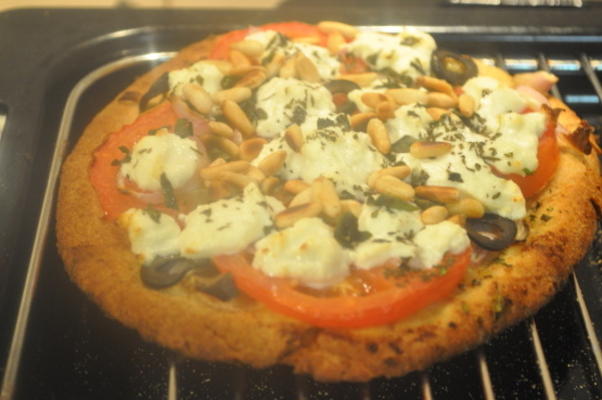 Pizza au fromage de chèvre, aux tomates et au basilic