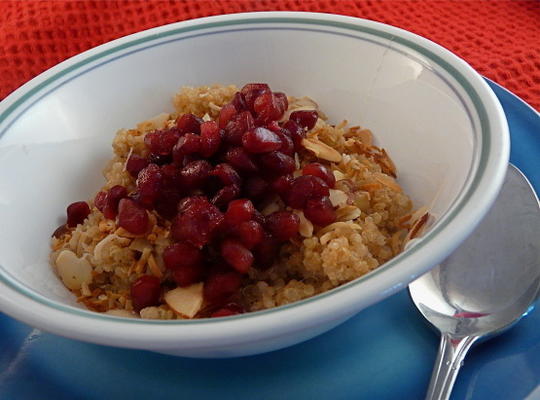 petit-déjeuner à la grenade, au miel et au quinoa