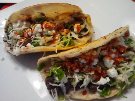 tacos de haricots noirs croustillants avec feta et salade de chou