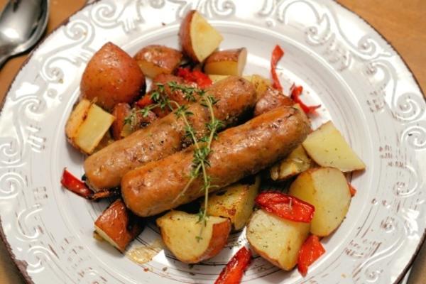 saucisses grillées, poivrons, pommes de terre et oignons