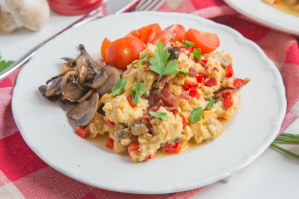 petit-déjeuner aux œufs et aux champignons de Bakinbaby