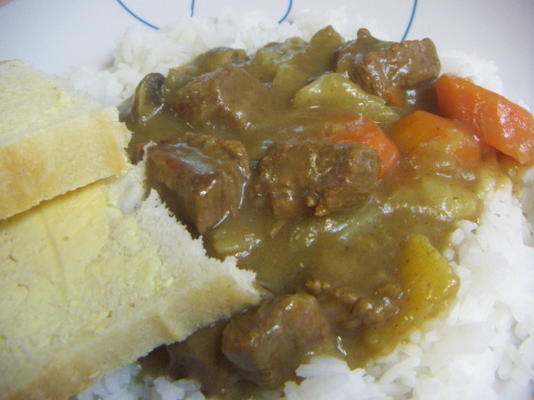 ragoût de boeuf au curry servi sur du riz cuit à la vapeur