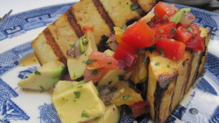 tofu grillé avec salsa au pamplemousse et à l'avocat