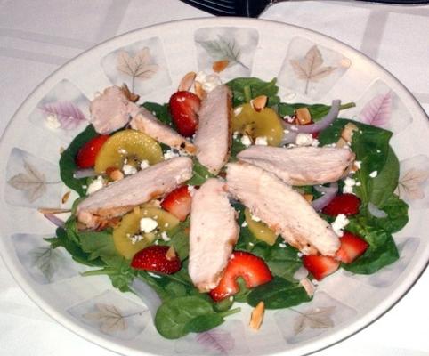 salade de fraises et épinards kiwi avec poitrine de poulet grillée