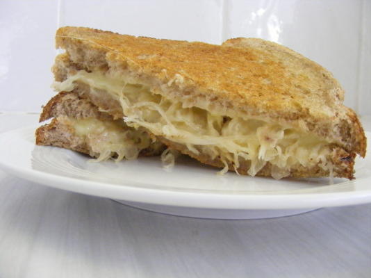 sandwich au fromage grillé avec de la choucroute sur le seigle