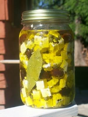 fromage feta mariné aux câpres et aux olives