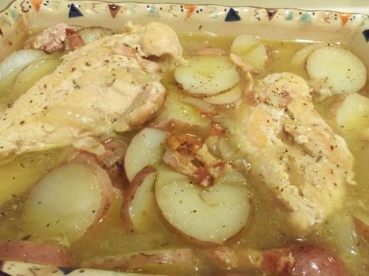 poulet cuit au four (casserole de poulet avec pommes de terre, bacon et oignon
