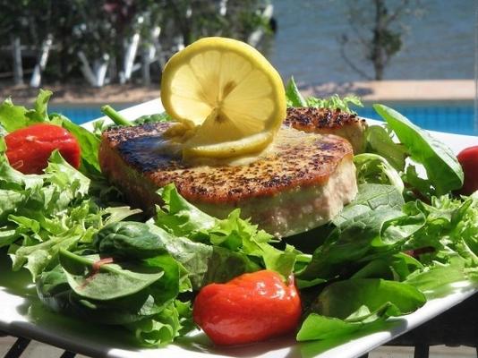 steaks de thon grillés avec beurre citron-poivre