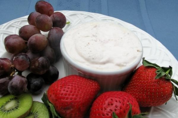 fruits frais avec vinaigrette au fromage à la fraise