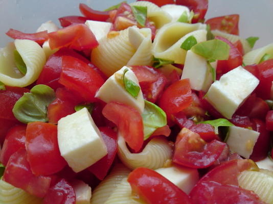 pâtes caprese (pâtes aux tomates, mozzarella et basilic frais