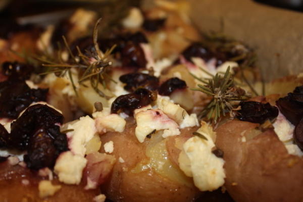 pommes de terre écrasées avec de la feta aux olives et de l'huile de noix