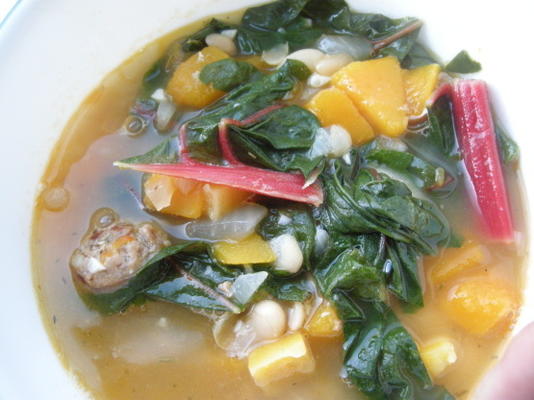 Soupe italienne à la courge musquée et aux haricots blancs avec légumes verts