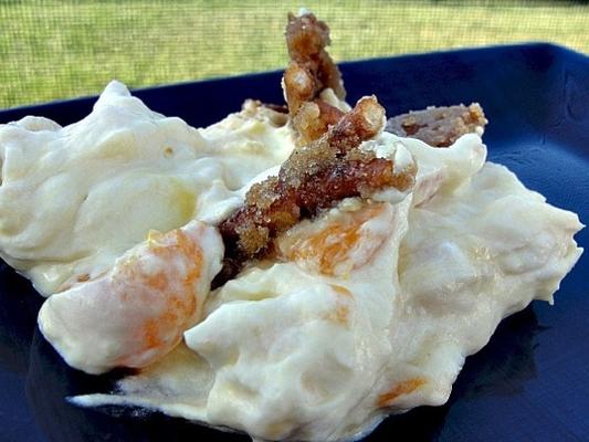 salade de fruits de lisa avec garniture de bretzel caramélisé