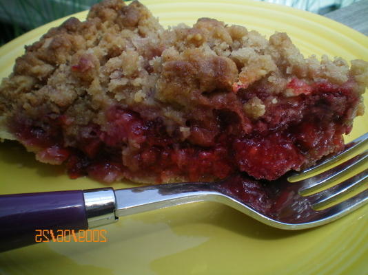 humble tarte crumble à la rhubarbe et aux fraises