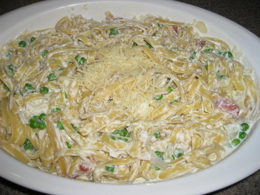 spaghetti au fromage avec bacon et petits pois