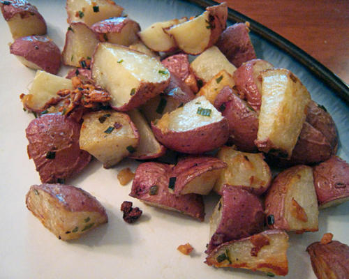 pommes de terre rouges à la ciboulette et à l'ail