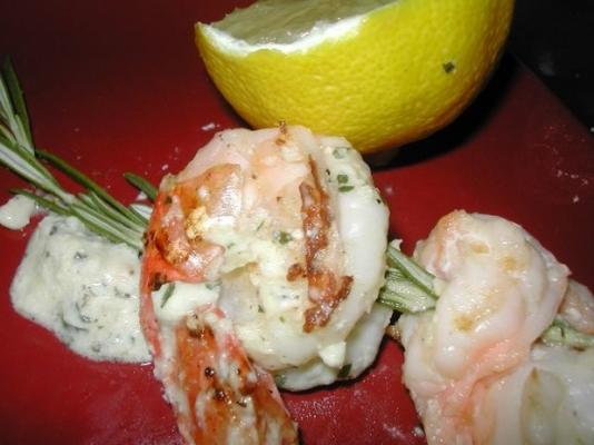 brochettes de crevettes au romarin avec pesto à la menthe
