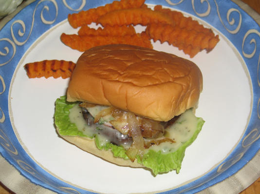 burger de portabella grillé avec mayonnaise au basilic