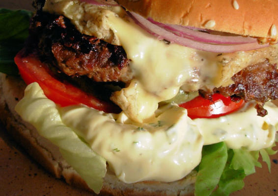 bastille burger - burgers à la béarnaise, au fromage bleu et à l'oignon rouge
