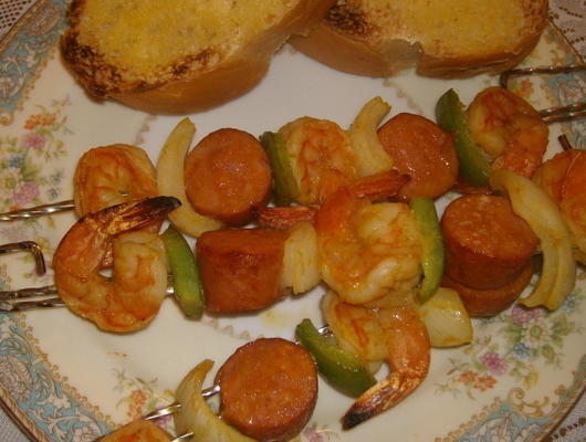 brochettes de crevettes et de saucisses