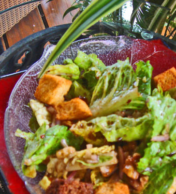 salade romaine aux oignons rouges, aux noix et à la vinaigrette à l'orange