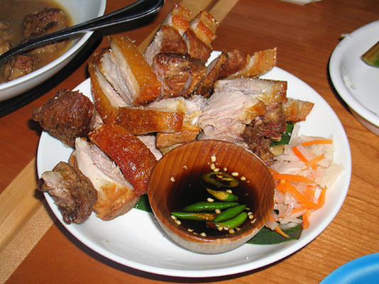 lechon kawali (porc rôti croustillant à la poêle)