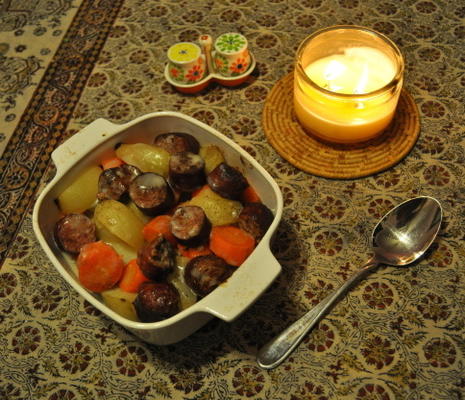 saucisses fermières cuites au four, pommes de terre et carottes avec sauce