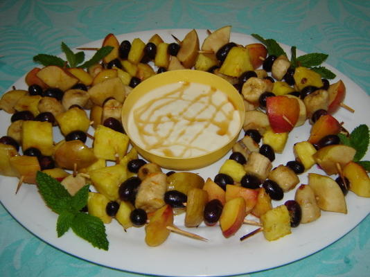 brochettes de fruits avec yogourt et trempette au miel