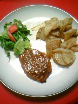 steak de bœuf ou de porc cuit au four avec sauce piquante