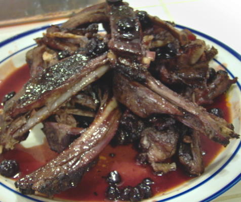 Côtes de cerf chaudes et collantes avec sauce bbq berry berry