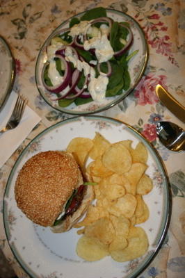 burgers danois avec sauce aux câpres aux herbes et une salade de mod