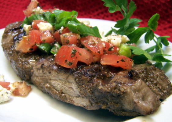 steaks balsamiques marinés avec garniture gorgonzola / tomate