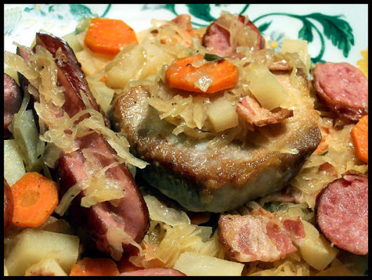 choucroute recouverte de côtelettes de porc et de saucisses
