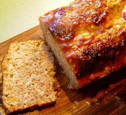 pain de viande au fromage et au bacon et une bouchée