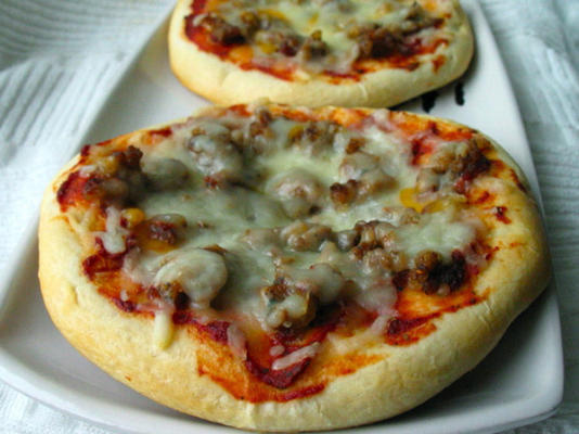 mini-pizzas au saucisson et au fromage suisse